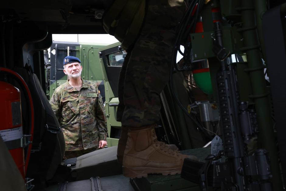 El Rey mira en el interior de uno de los vehículos del Battlegroup