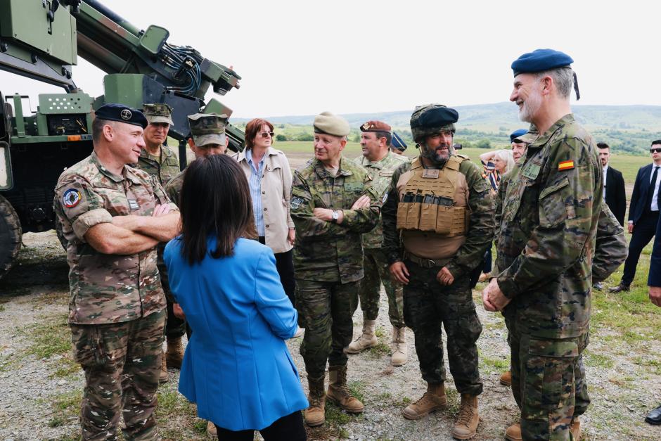 Don Felipe y la ministra de Defensa con los militares españoles en Rumanía