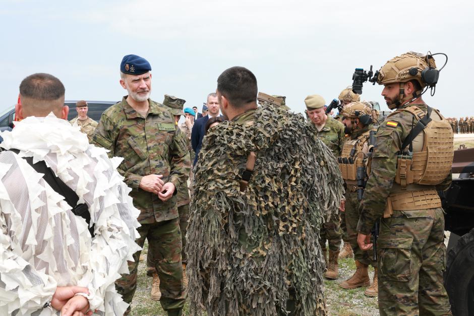 Don Felipe, con militares españoles equipados en el campo de tiro de North Cross de Rumanía
