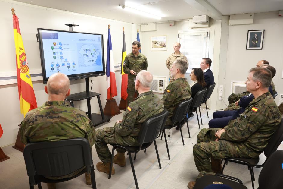 El Jefe del Estado recibe información militar en el campo de tiro North Cross de Rumanía