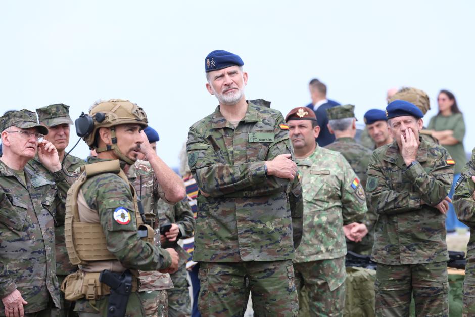 Don Felipe, durante la visita a las tropas españolas desplegadas en Rumanía