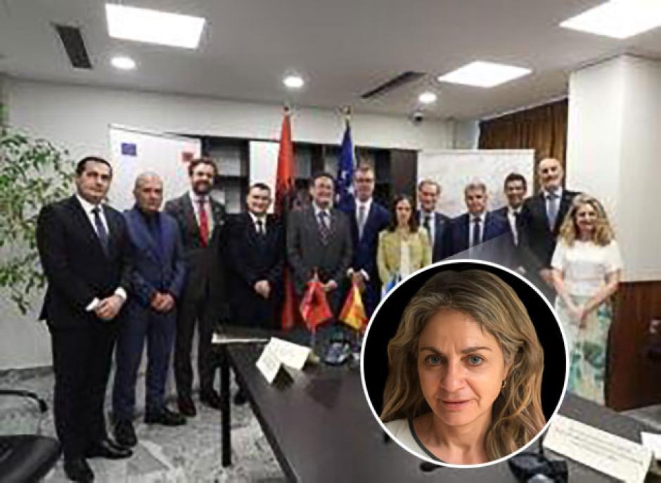 Álvaro García Ortiz en una foto de grupo en Albania, con su mujer en el borde derecho de la imagen