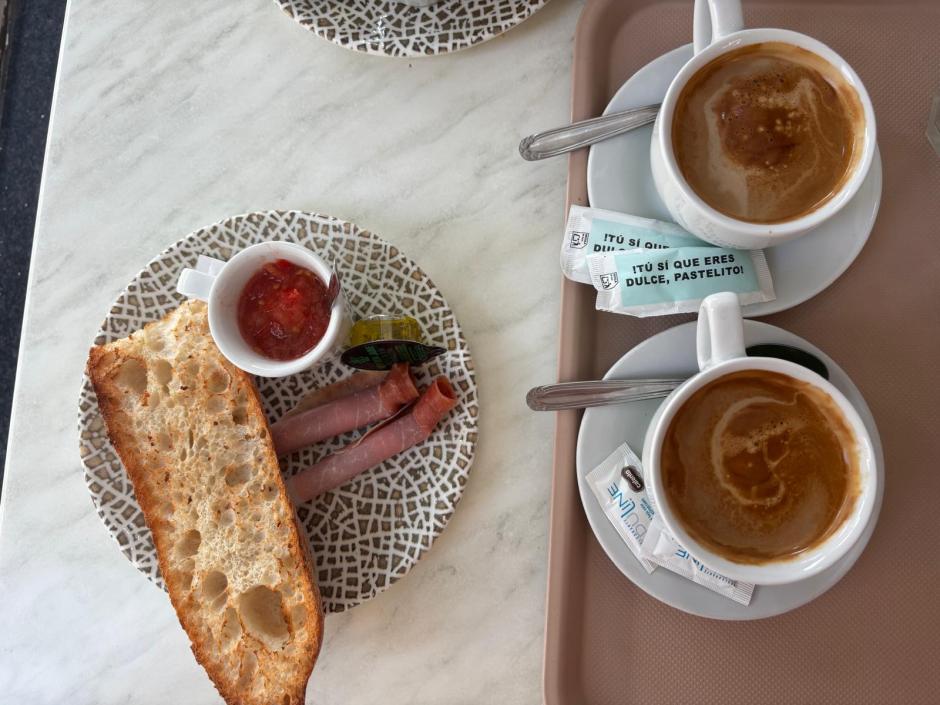 Desayuno en una cafetería con los envases individuales que quieren prohibir desde la Unión Europea