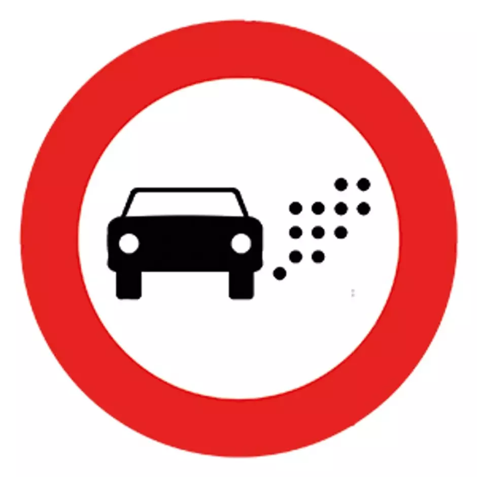 Esta señal advierte de que entramos en una zona con limitaciones a la circulación en función de las etiquetas
