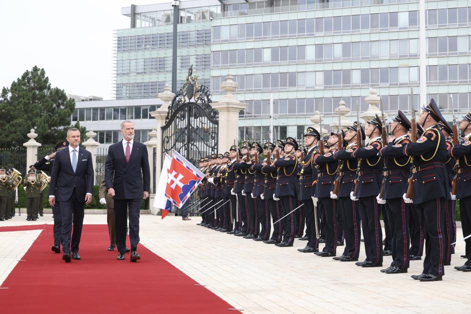 El Rey pasa revista a un batallón en Batrislava acompañado por el presidente de Eslovaquia