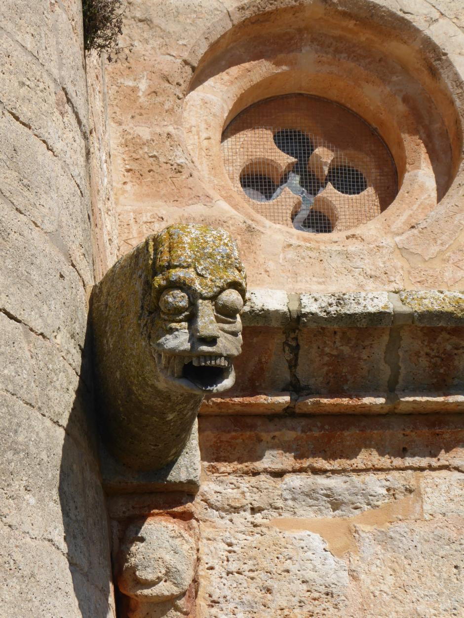 Detalle de una de las gárgolas que decoran la fachada de la iglesia