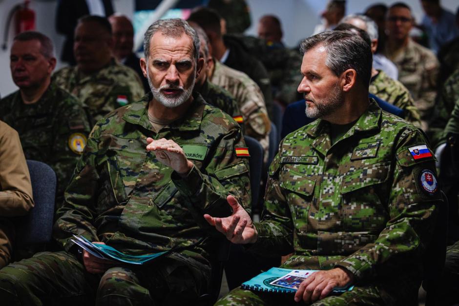 El Rey y el presidente de Eslovaquia, Peter Pellegrini, durante la visita al grupo de combate de la OTAN que lidera España en Lest
