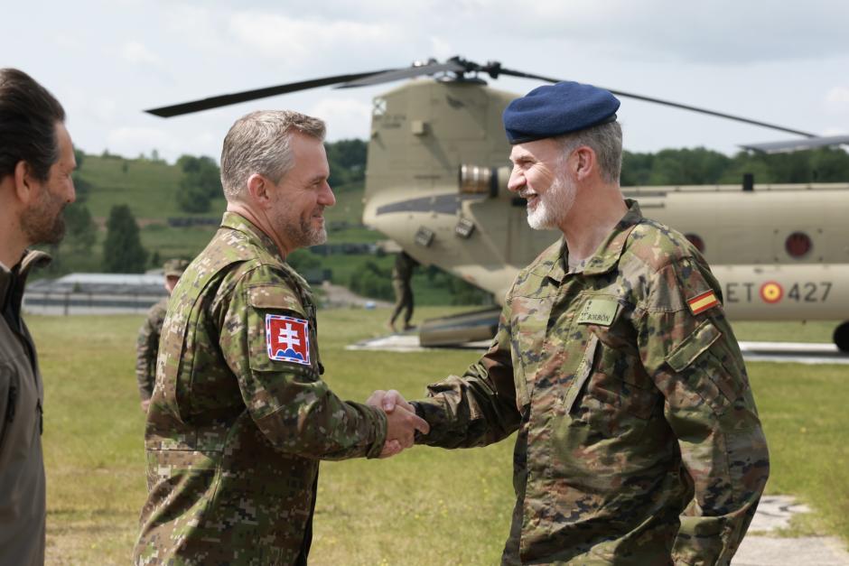 Don Felipe, recibido a su llegada por el presidente de la República Eslovaca, Peter Pellegrini