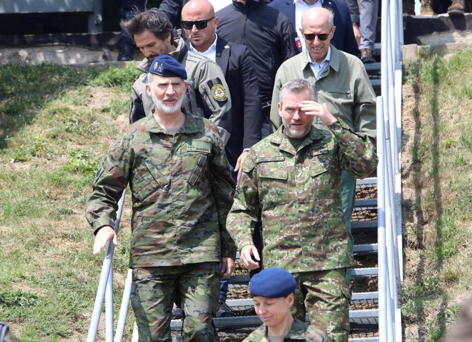 El Rey con el presidente eslovaco, Peter Pellegrini, durante la visita al grupo de combate de la OTAN que lidera España
