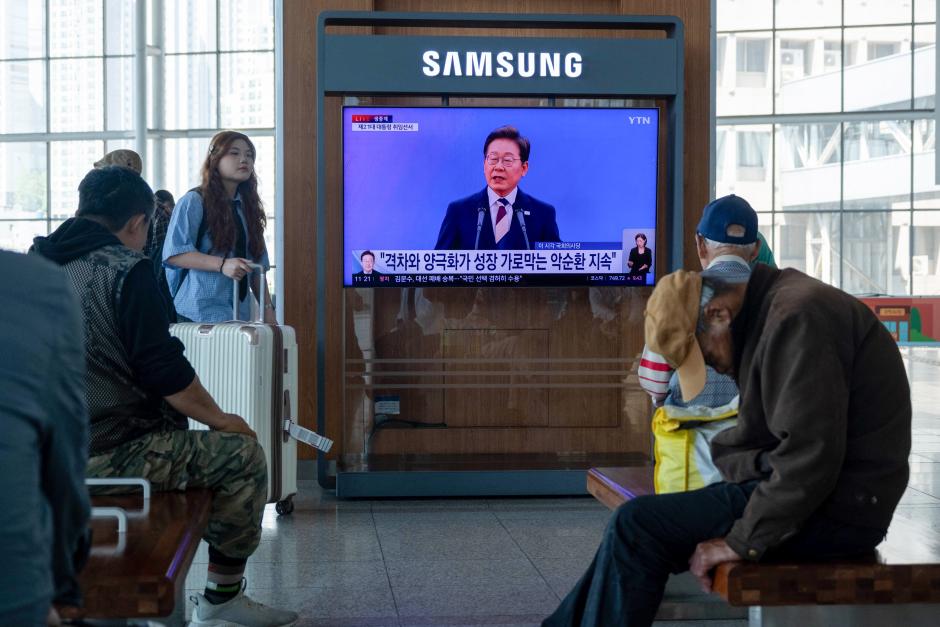 El presidente de Corea del Sur Lee Jae-myung en una pantalla gigante durante su toma de posesión