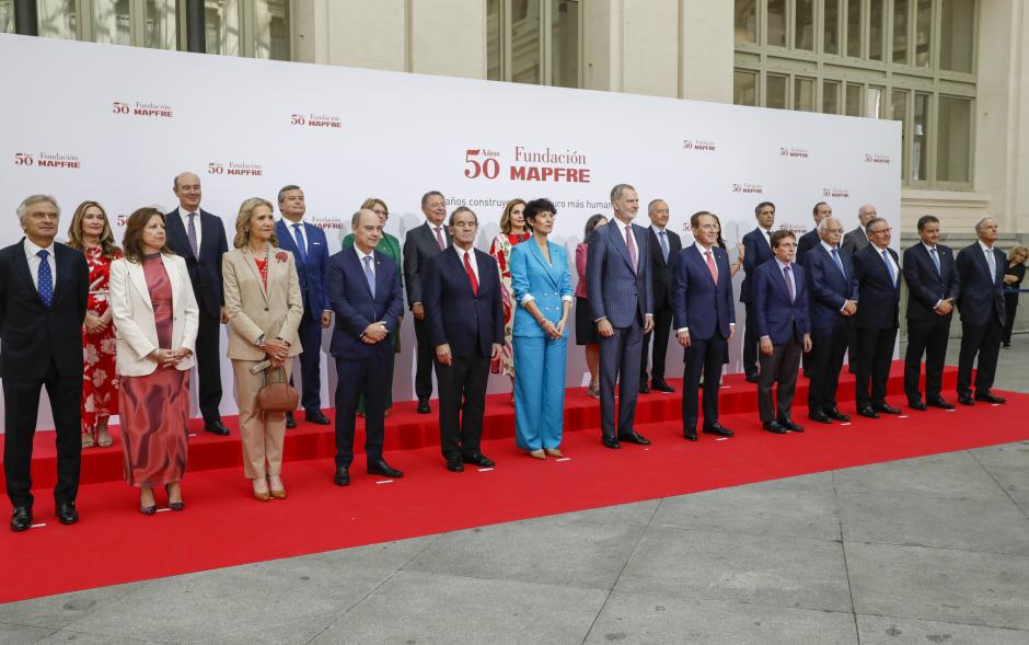 El Rey, la Infanta Elena y el presidente de la Fundación Mapfre, Antonio Huertas, en la foto de familia del 50 aniversario