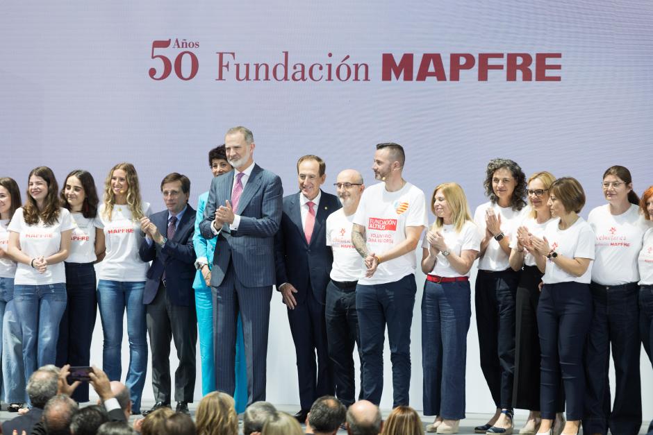 SM El Rey acompañado de Elma Saiz, ministra de Inclusión, Seguridad Social y Migraciones, Antonio Huertas, presidente de Fundación MAPFRE, José Luis Martínez-Almeida, Alcalde de Madrid, y una representación de los voluntarios de la fundación.
SM El Rey acompañado de Elma Saiz, ministra de Inclusión, Seguridad Social y Migraciones, Antonio Huertas, presidente de Fundación MAPFRE, José Luis Martínez-Almeida, Alcalde de Madrid, y una representación de los voluntarios de la fundación.
El Rey, con la ministra Elma Saiz; el presidente de la Fundación Mapfre, Antonio Huertas; el alcalde de Madrid, José Luis Martínez-Almeida, y voluntarios de la fundación