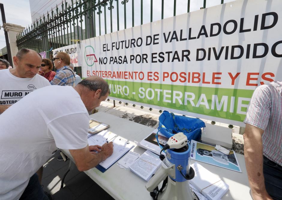 Recogida de firmas a favor del soterramiento del tren en Valladolid