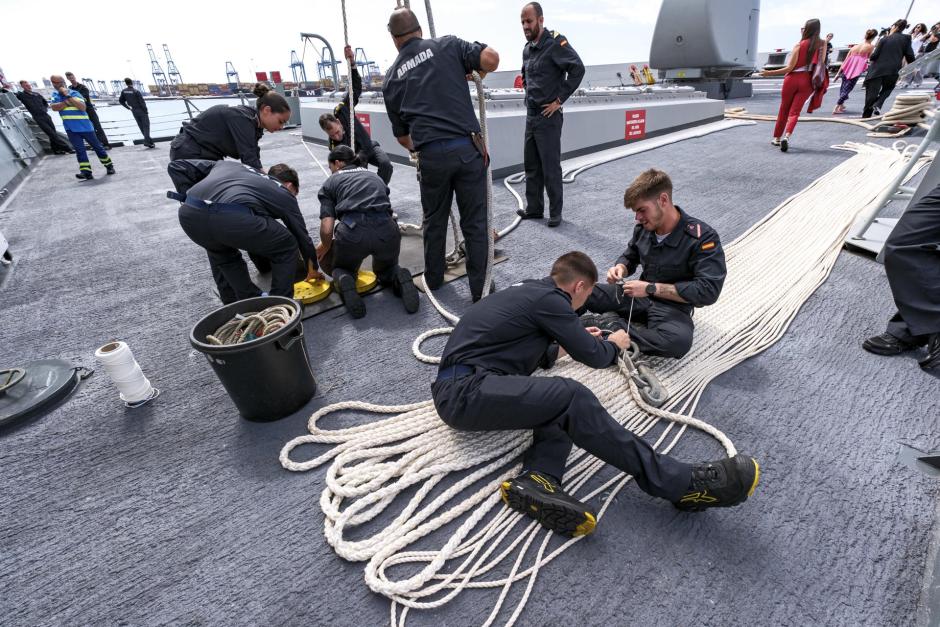 Marineros de la fragata Blas de Lezo realizan trabajos en la proba del barco, atracado en el puerto de Las Palmas de Gran Canaria.