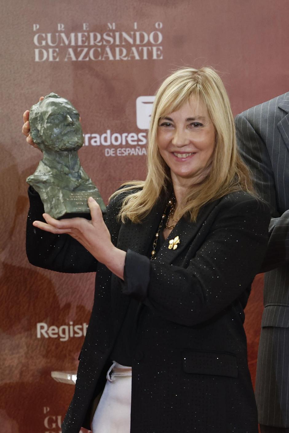Isabel Perelló, con el premio Gumersindo de Azcárate