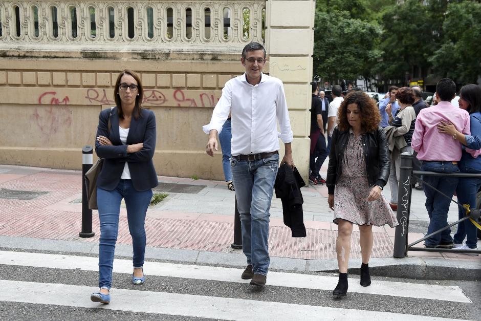 El político Eduardo Madina durante las elecciones primarias para la Secretaría General del PSOE en Madrid
