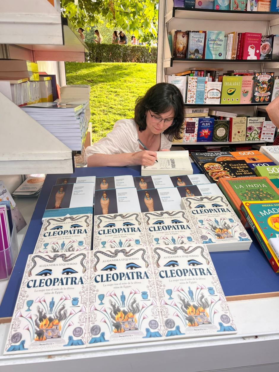 Alejandra Izquierdo firmando en la Feria del Libro 2025
