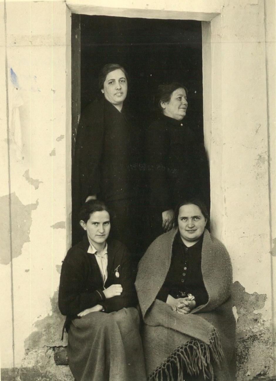 En 1923, sentada a la derecha, despojada de todas sus veleidades