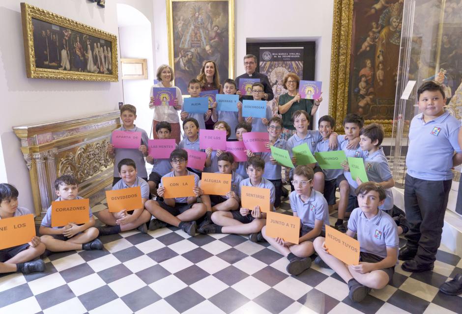 Imagen de varios niños junto a los conductores de la presentación del libro Una Madre para todos
