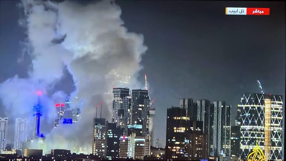 Humo tras el impacto de un misil iraní en Tel Aviv