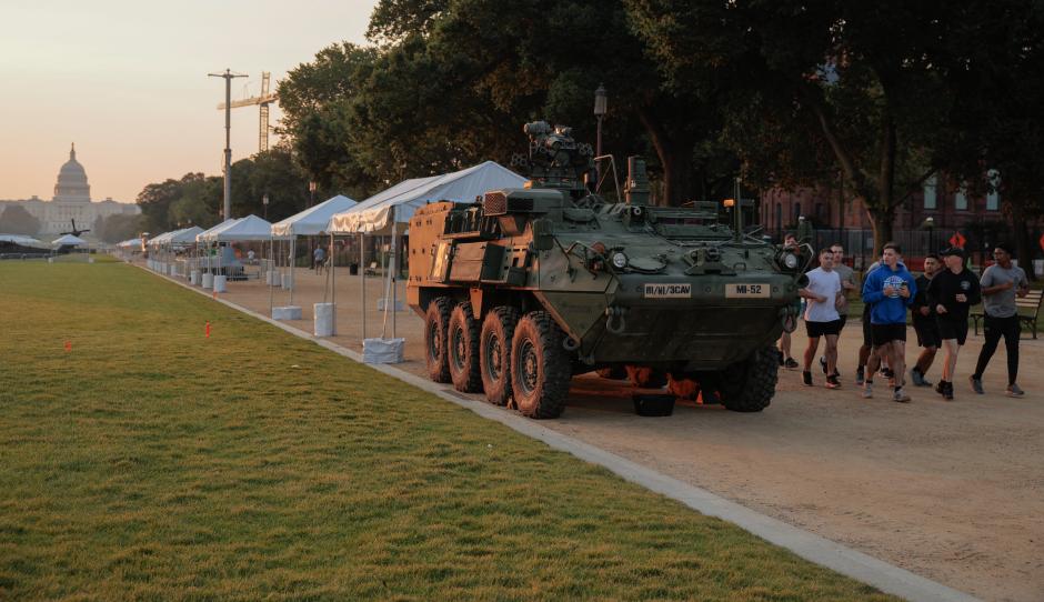Un blindado del Ejército de EE.UU. estacionado en el National Mall de Washington