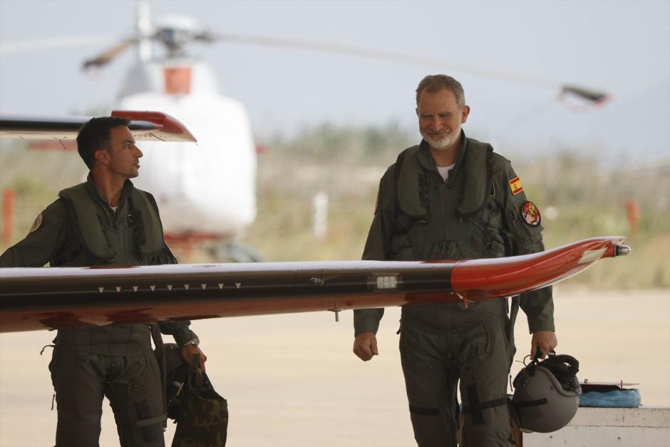 El Rey sube al avión Pilatus PC-21, en San Javier, Murcia