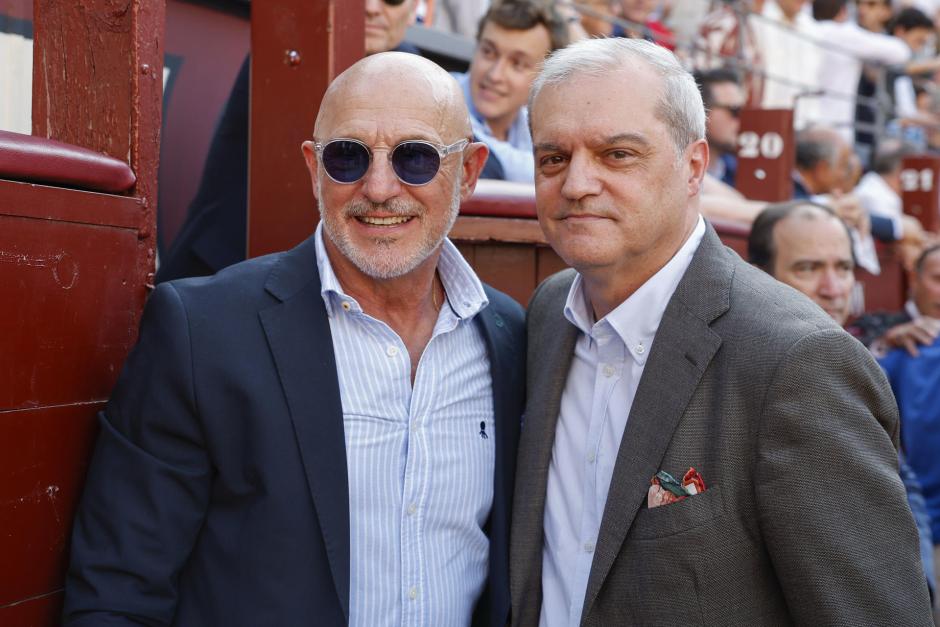 El seleccionador nacional, Luis de la Fuente, y el presentador Ramón García, este domingo en el callejón de Las Ventas