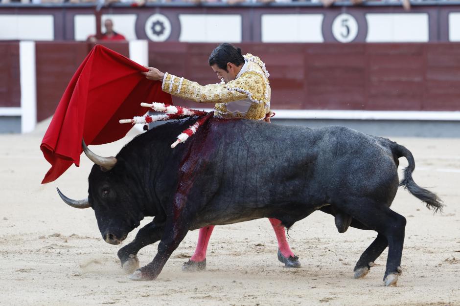 Emilio de Justo da un pase de pecho a Milhebras, el quinto de la tarde, al que cortó una oreja