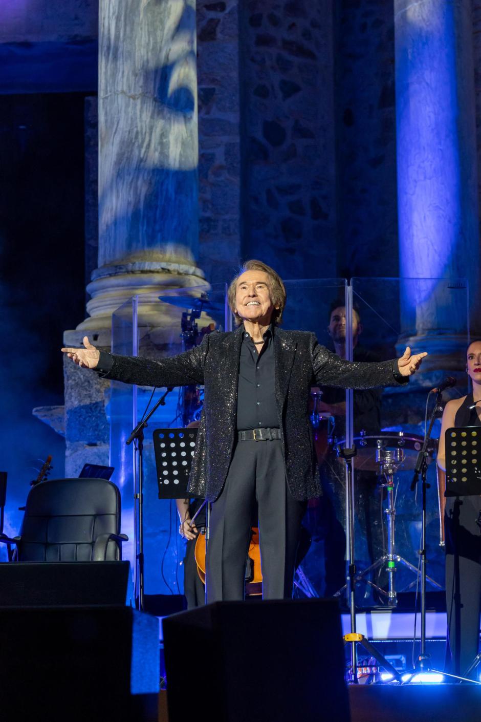 Raphael abrió la noche con «La noche», una canción de 1966 que sonó renovada gracias a su característica intensidad vocal