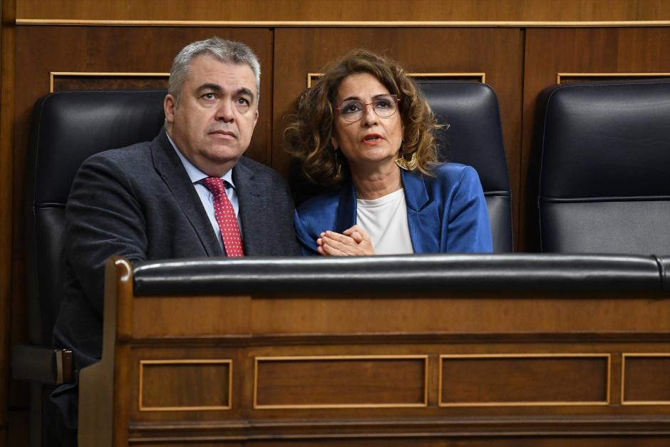 El secretario de Organización del PSOE, Santos Cerdán y la vicepresidenta primera y ministra de Hacienda, María Jesús Montero