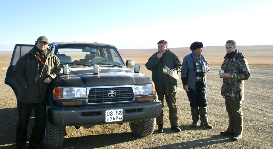 Buscando restos de dinosaurios por las llanuras del desierto de Gobi.