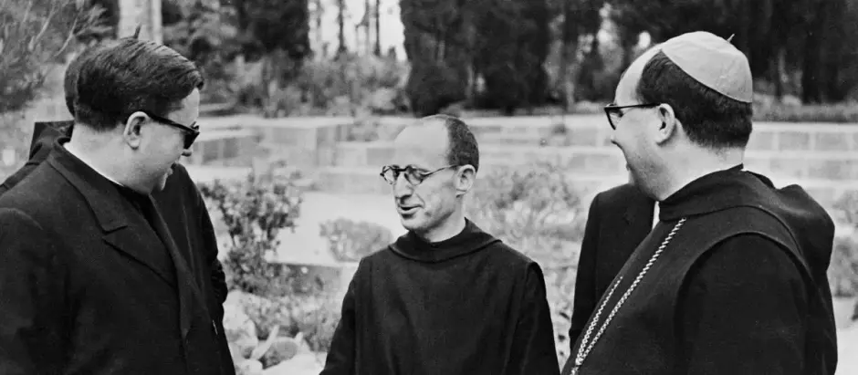 De izquierda a derecha Josemaría Escrivá de Balaguer, el monje Adalbert Junqueras y el abad Aurelio Maria Escarré, en Monserrat, 8 de mayo de 1948Cedida