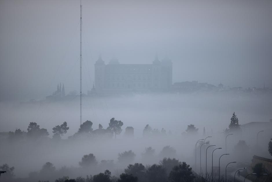 Toledo sumergido en la niebla