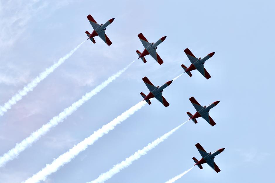 Espectacular imagen de la Patrulla Águila durante su intervención en el festival aéreo Aire 25