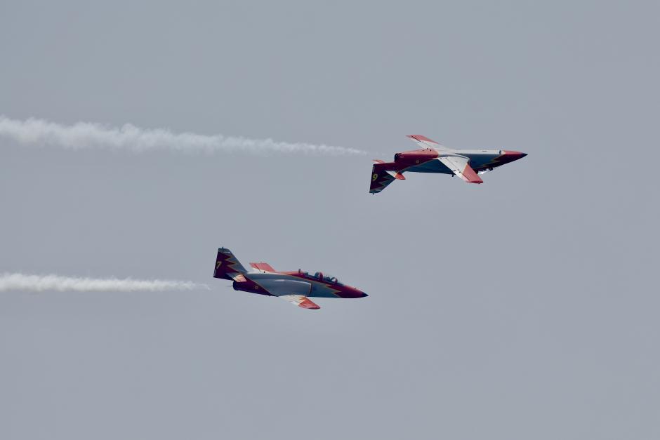 Impresionante maniobra de dos cazas de la Patrulla Águila en Aire 25