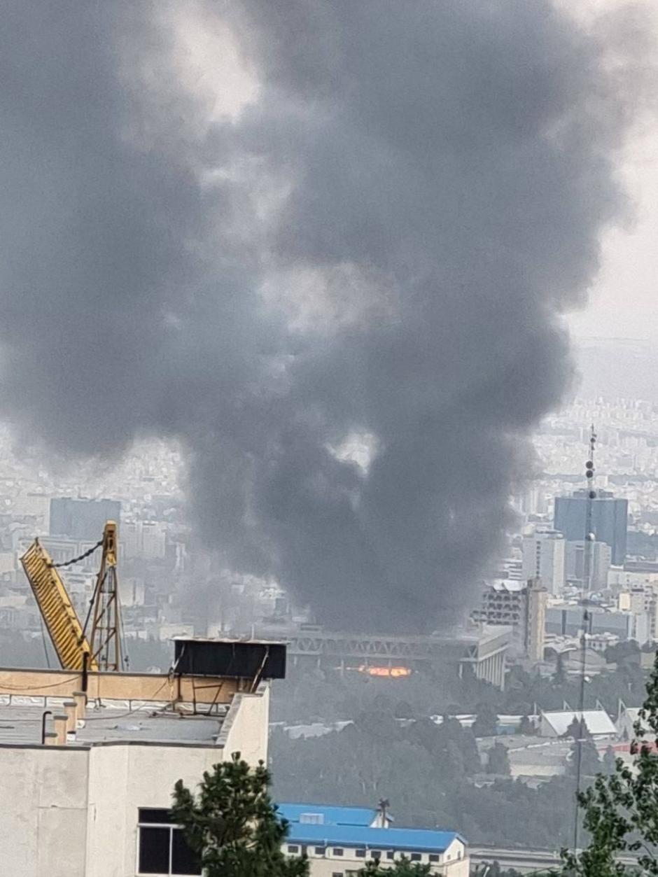La sede de la televisión pública iraní en Teherán, tras ser bombardeada por Israel