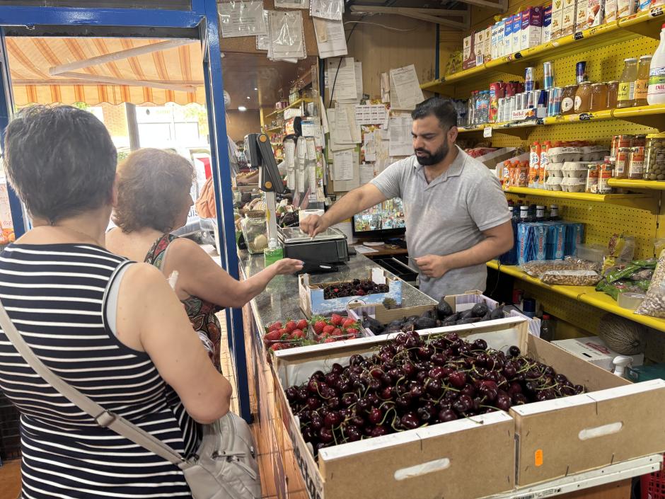 Imagen de Mohammed, inmigrante pakistaní legal en España y dueño de Golden Frutas, en Valencia