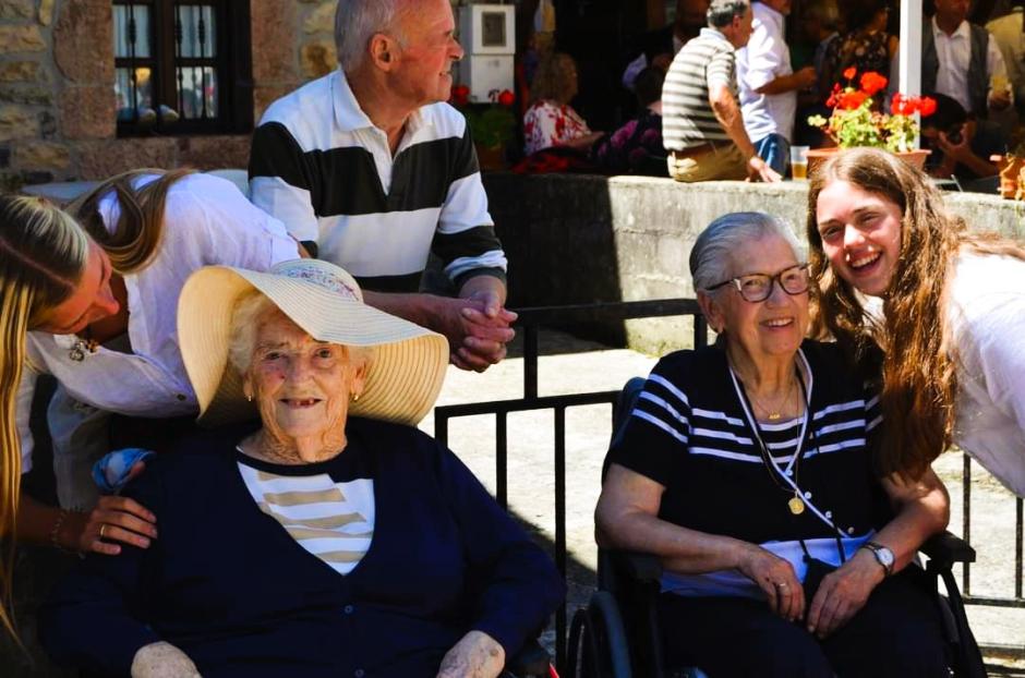 Los voluntarios también destinan parte del tiempo en visitar y atender a ancianos
