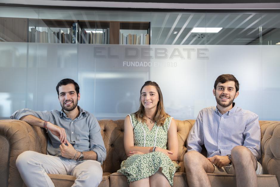 Los tres jóvenes, durante su visita a 'El Debate'