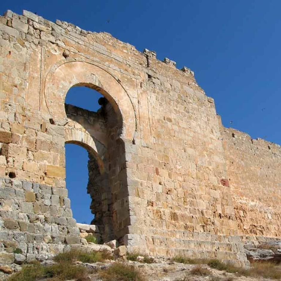 Arco de entrada del castillo de Gormar