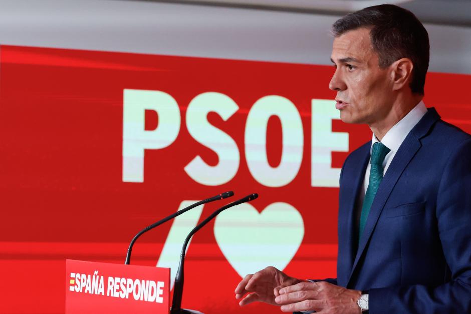MADRID, 16/06/2025.- El presidente del Gobierno y líder del PSOE, Pedro Sánchez en rueda de prensa tras la primera reunión de la Ejecutiva de este partido después de la salida de Santos Cerdán como secretario de Organización a consecuencia del contenido de un informe de la UCO, este lunes en la sede de Ferraz. Sánchez ha asegurado que su partido es una "organización limpia" que nunca va a actuar como el PP en materia de corrupción y, por tanto, "no va a perseguir a denunciantes ni destruir pruebas a martillazos". EFE/ Javier Lizon