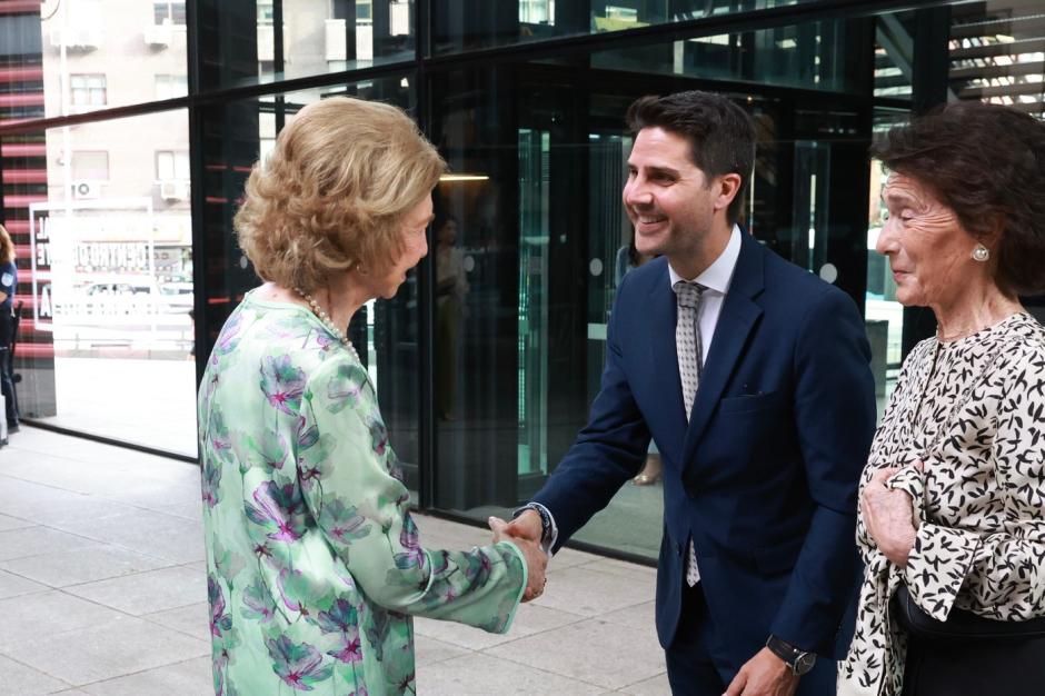 El consejero de Educación, Emilio Viciana, y la presidenta de la Escuela Superior de Música, Paloma O'Shea, saludan a Doña Sofía