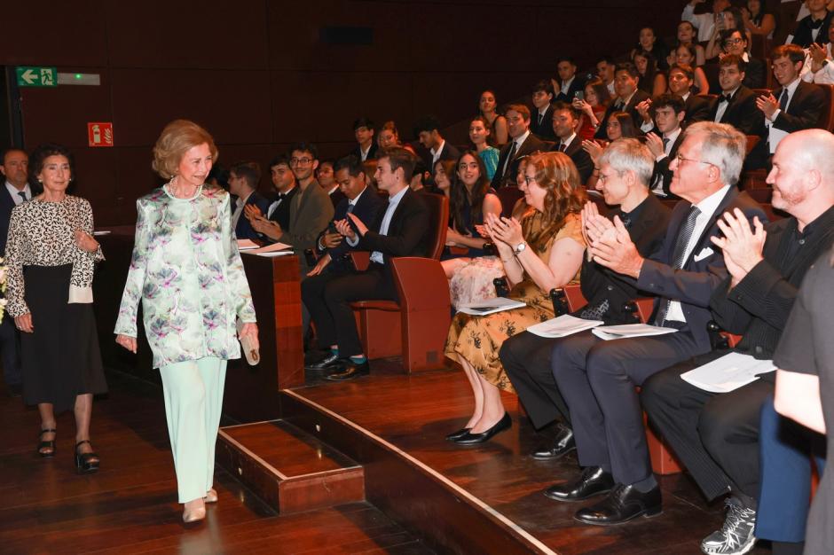 Doña Sofía recibe el aplauso del público a su llegada al auditorio