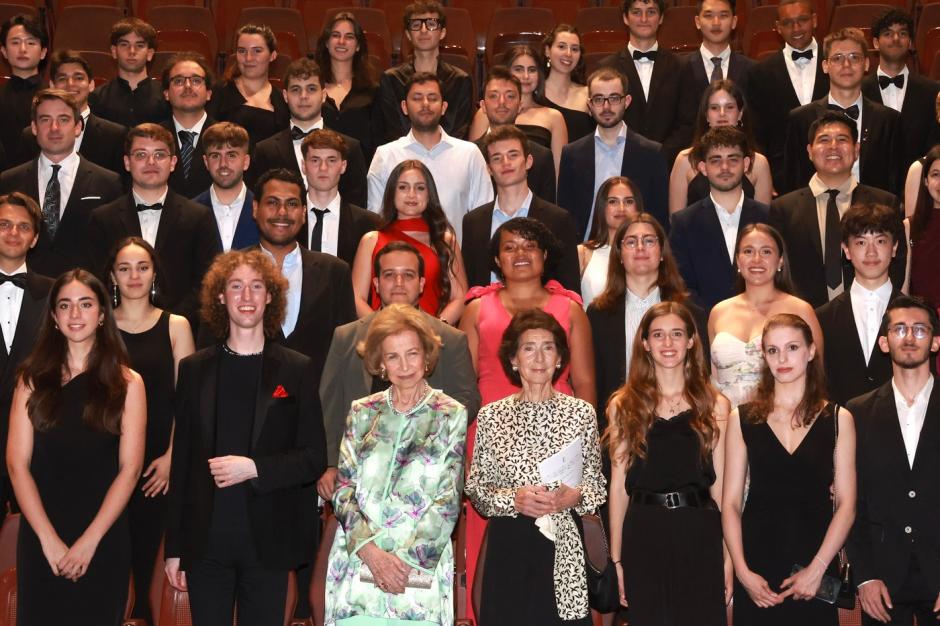 Doña Sofía, con los estudiantes de música más destacados