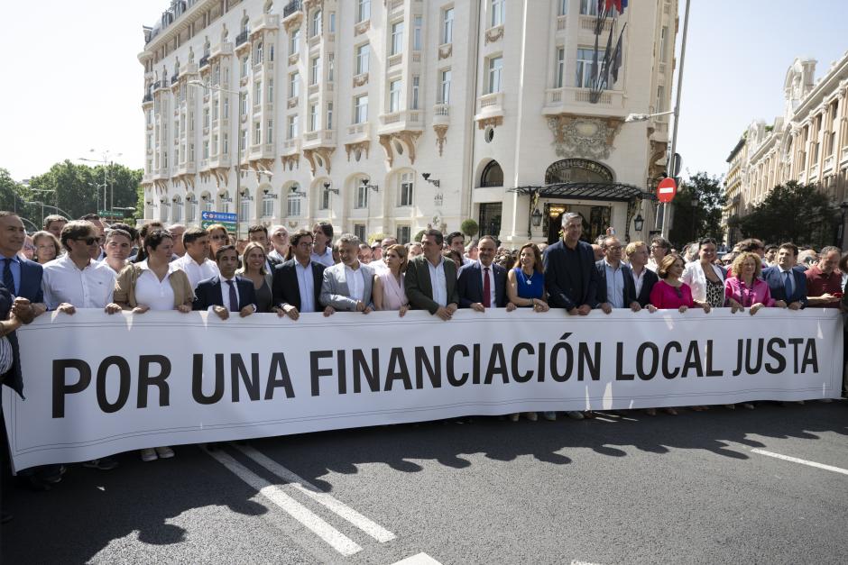 Imagen de Marta Barrachina junto a alcaldes de la provincia de Castellón en Madrid protestando por una financiación local justa