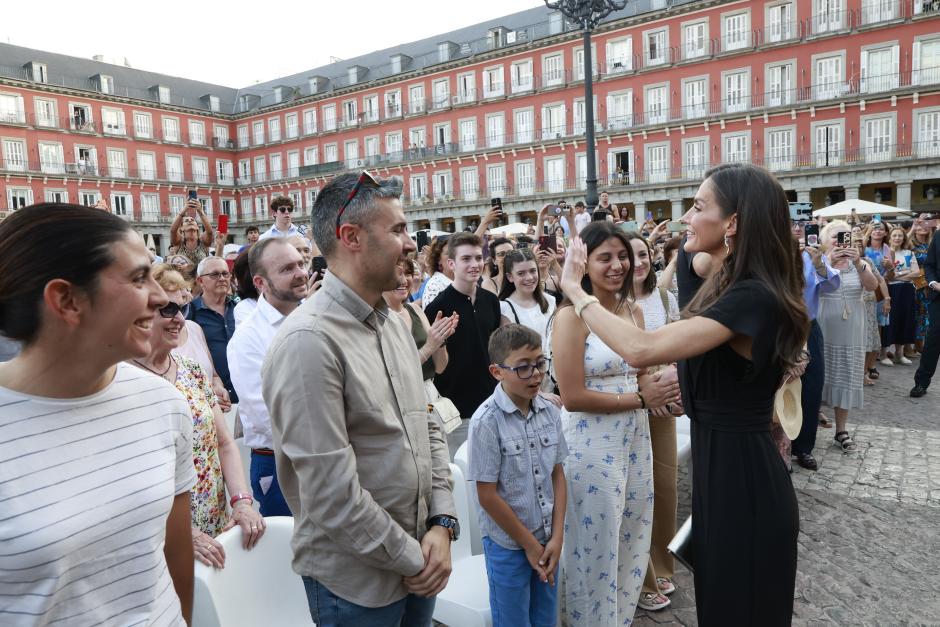 La Reina saluda a las personas que han asistido al concierto, abierto al público y gratuito