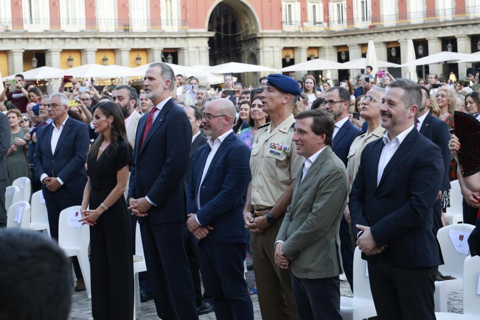 Los Reyes con el alcalde de Madrid, José Luis Martínez-Almeida, entre otros, en el concierto de la Plaza Mayor