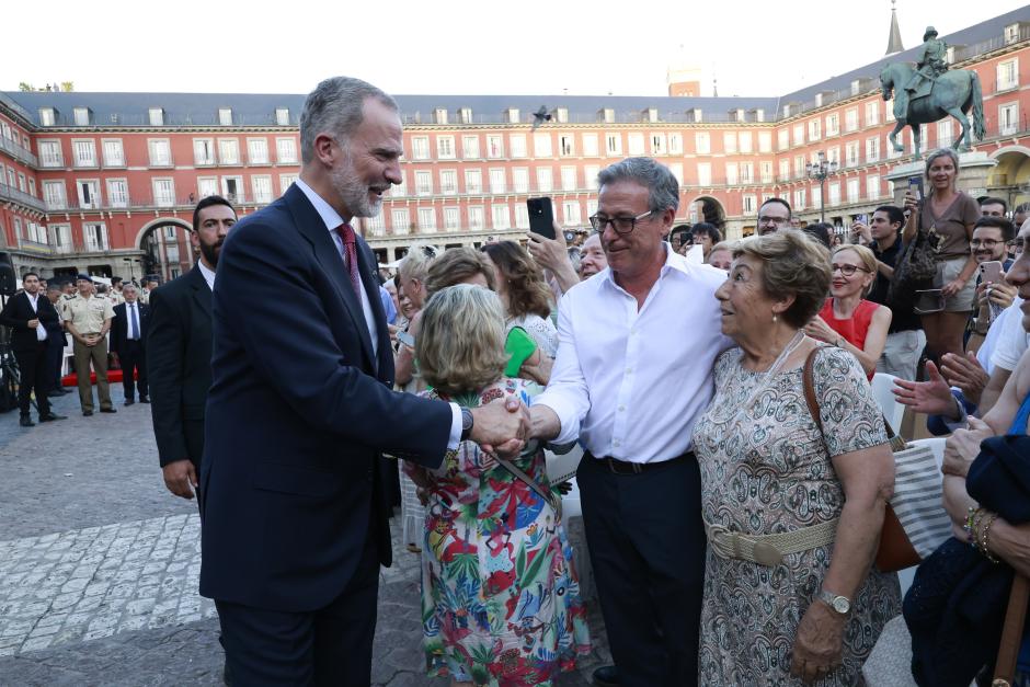 Unos señores saludan al Rey en la Plaza Mayor de Madrid