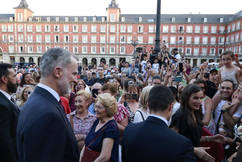 La presencia de los Reyes ha organizado un gran revuelo en la Plaza Mayor de Madrid