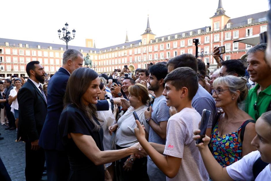 Don Felipe y Doña Letizia han saludado a numerosos ciudadanos